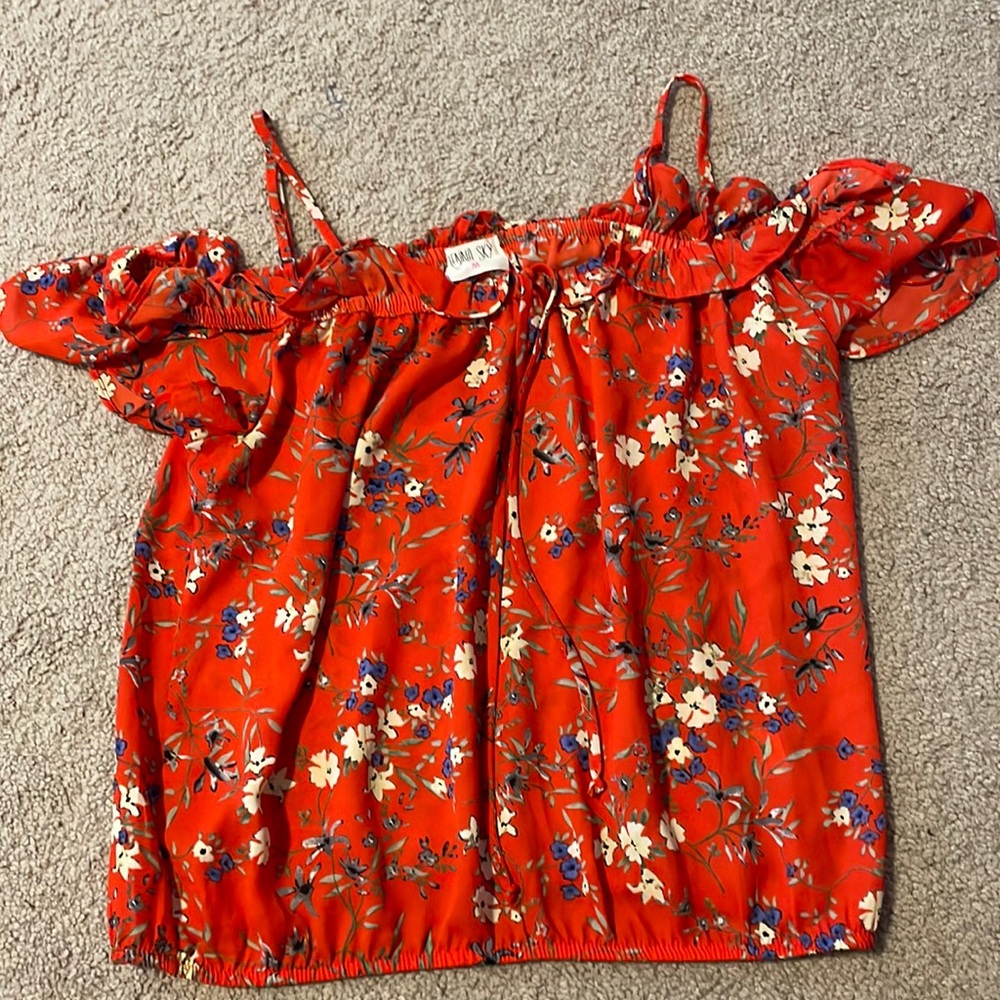 Red floral elastic crop top with spaghetti straps and cap sleeves